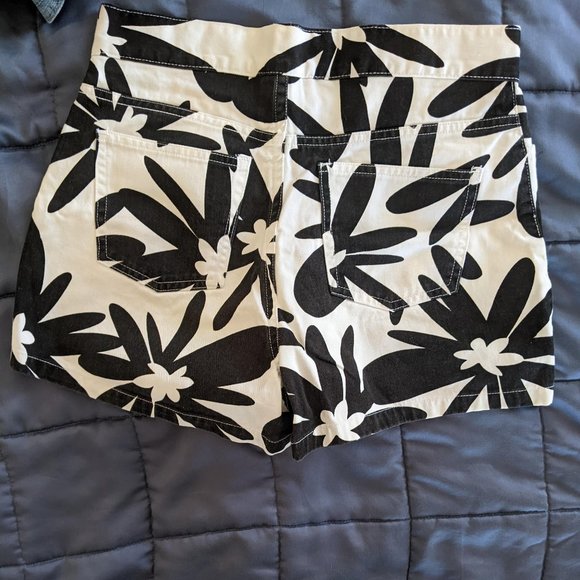 Vintage y2k black and white shorts - Picture 4 of 5